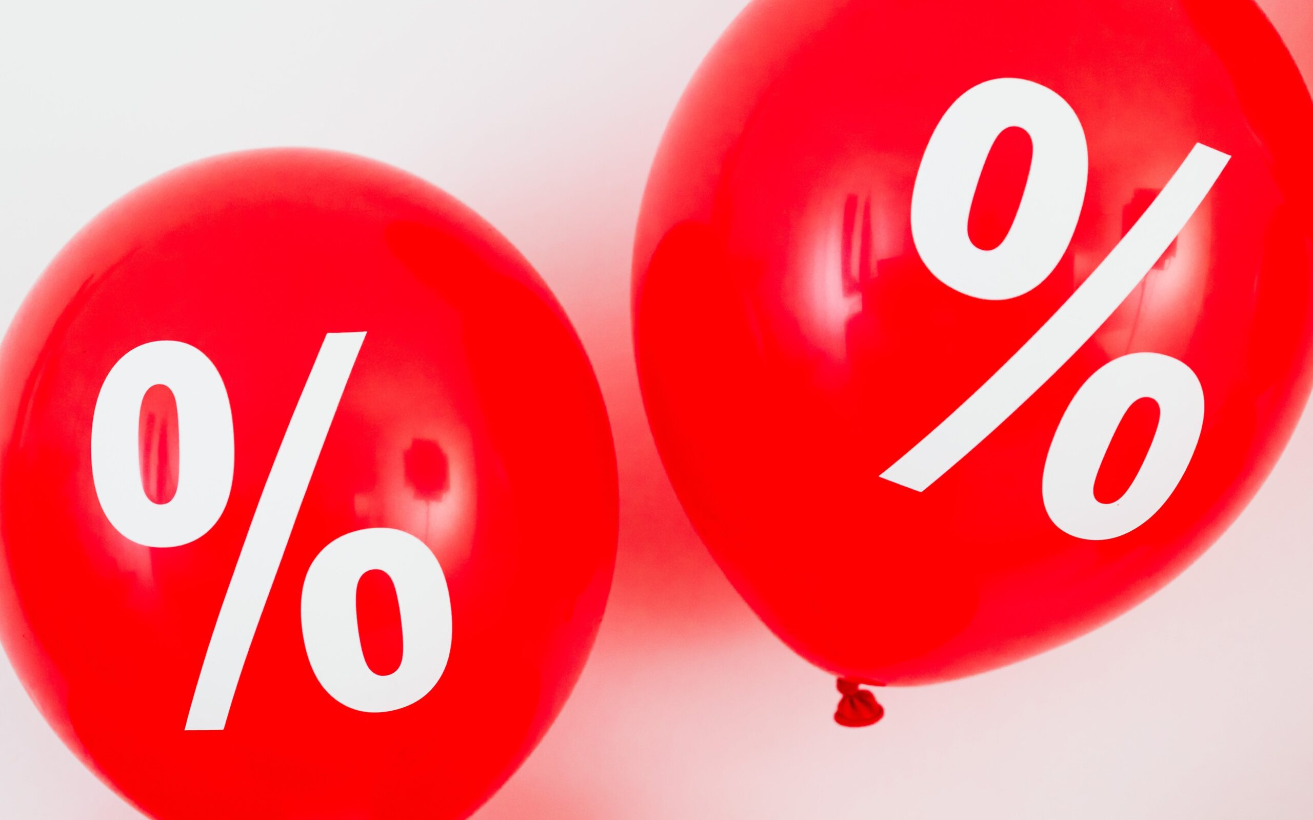 Rote Ballons mit Prozentzeichen: Manche Texte sind sehr kurz